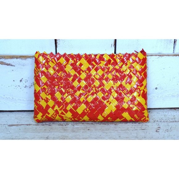Vintage red yellow plastic label folded basket weave clutch purse - Picture 4 of 7